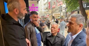 Kocaeli'de Fethiye Caddesi’nde iş yerlerinin camları kırılan esnafı ziyaret eden