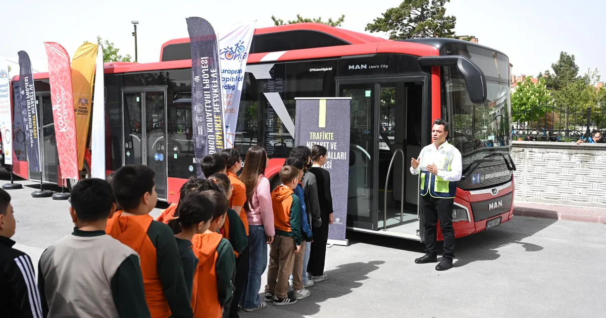 Konya’daki öğrenciler “Nezaket Otobüsü” ile öğreniyor