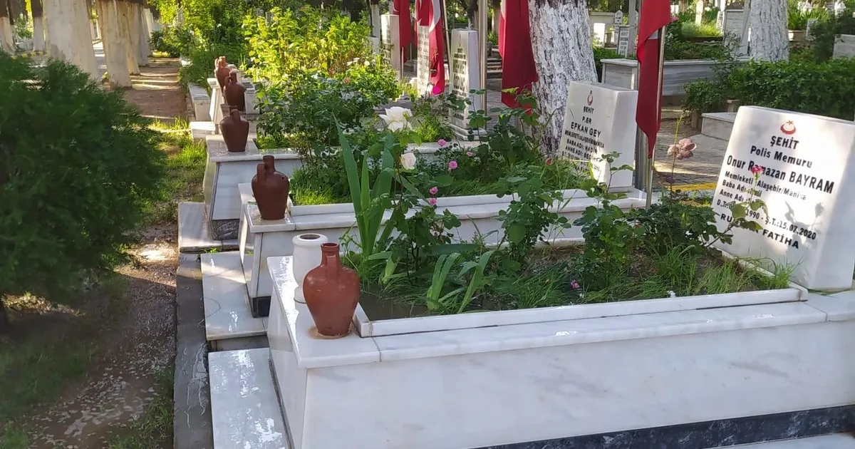 Manisa’daki mezarlıklar bayrama hazır
