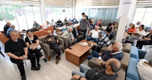 Mersin Büyükşehir Belediyesi’nin Yenişehir Emekli Evi’nde düzenlediği bayramlaşma programında emekliler