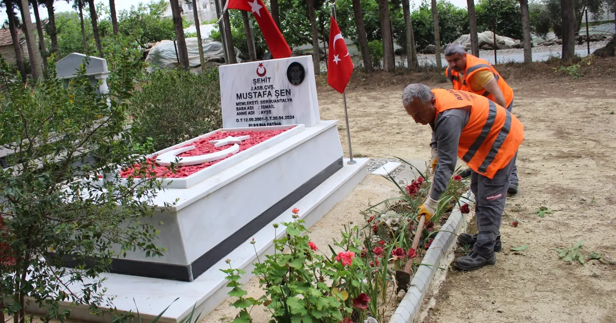 Mezarlıklarda bayram hazırlığı sürüyor