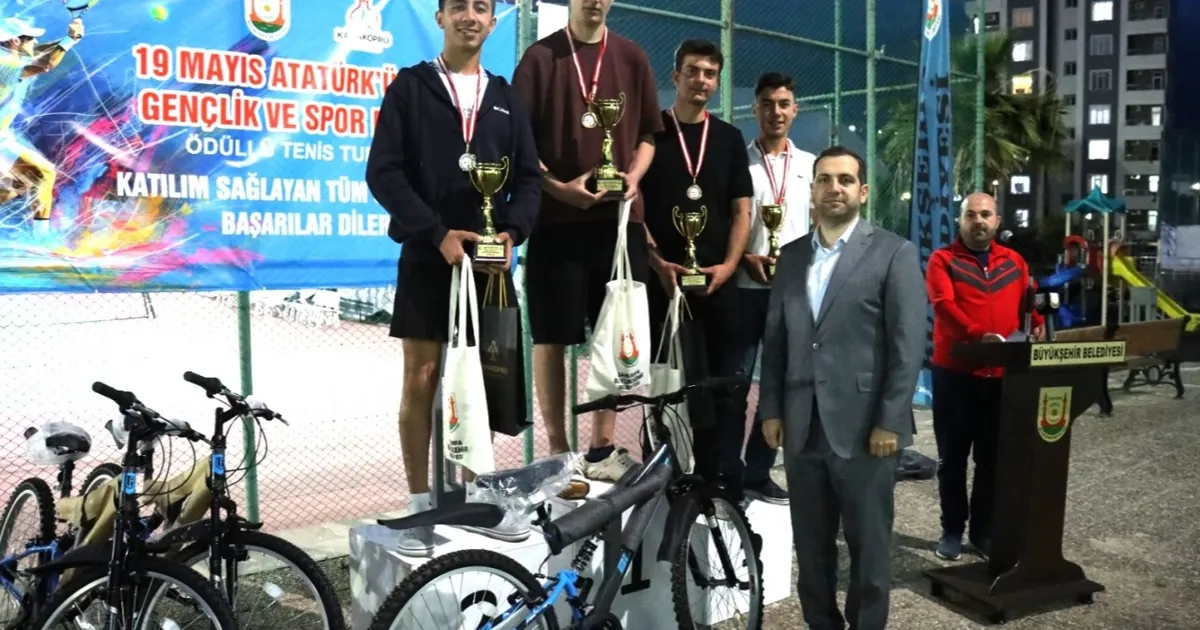 Tenis şampiyonları ödüllerini aldı