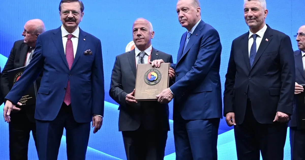 TOBB’dan Artvin Ticaret Borsası Başkanı Akyürek’e hizmet şeref plaketi