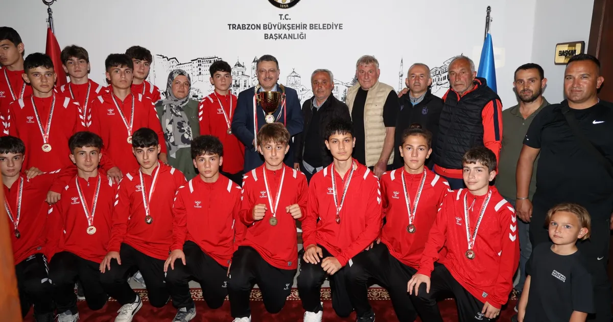 Trabzon’da Başkan Genç, şampiyon takımı ağırladı