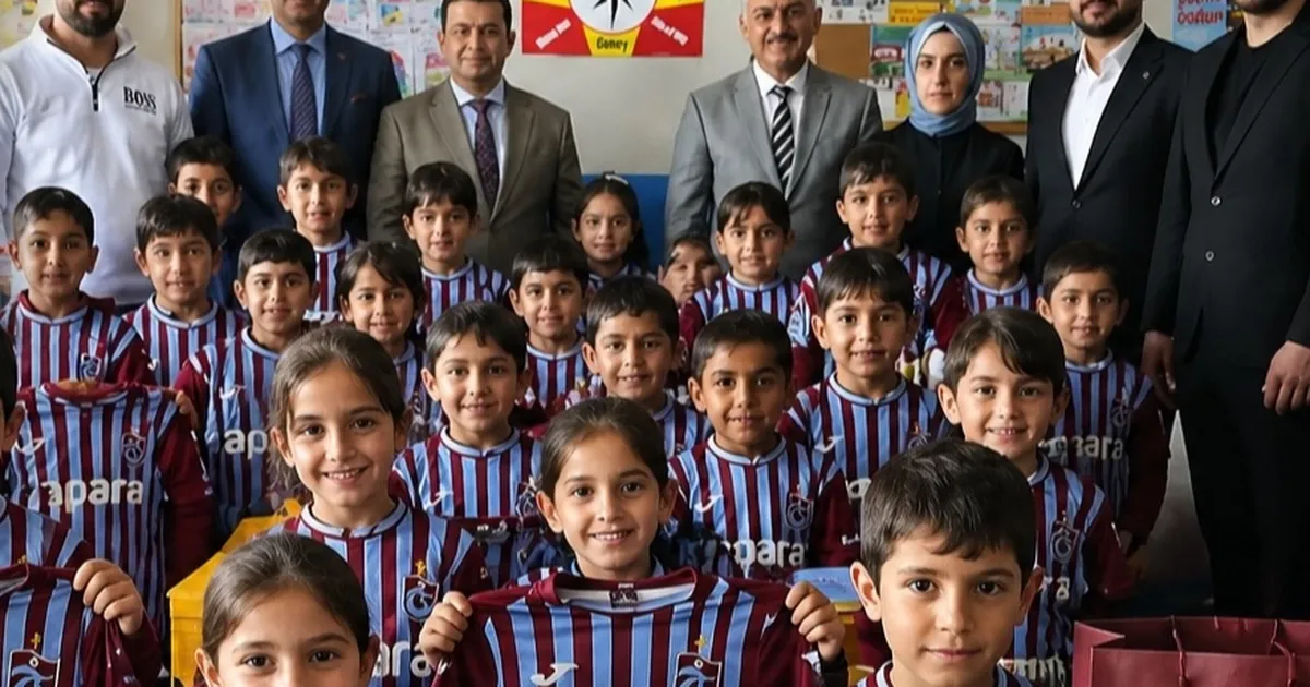 Trabzonspor sevgisi Patnoslu öğrencilere forma hediyesi getirdi
