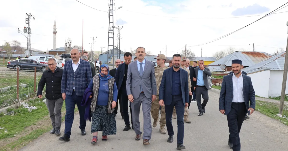 Ağrı Valisi Önder Bozkurt, Tezeren köyünde çok sayıda köy muhtarı