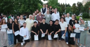 Kocaeli Çayırova Belediyesi’nin tiyatro kurslarında eğitim gören Çayırovalılar, hazırladıkları ‘Kime