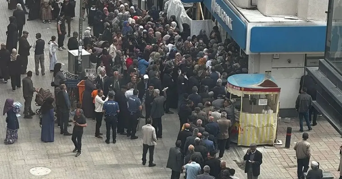 Ağrı’da sosyal yardım kuyruğu! Halkbank’a acil önlem çağrısı