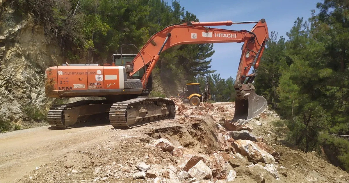 Antalya ‘da Büyükşehir ekiplerinden yol mesaisi