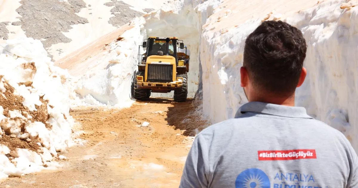 Antalya’da yayla yollarında karla mücadele sürüyor