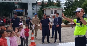 Bilecik’in Pazaryeri ilçesinde düzenlenen anlamlı etkinlikte, jandarma ekipleri öğrencilerle bir