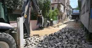 Mahalle ziyaretleri ve saha denetimlerini aralıksız sürdüren Bornova Belediye Başkanı