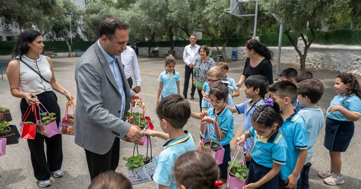 Bornovalı minik eller toprakla buluştu