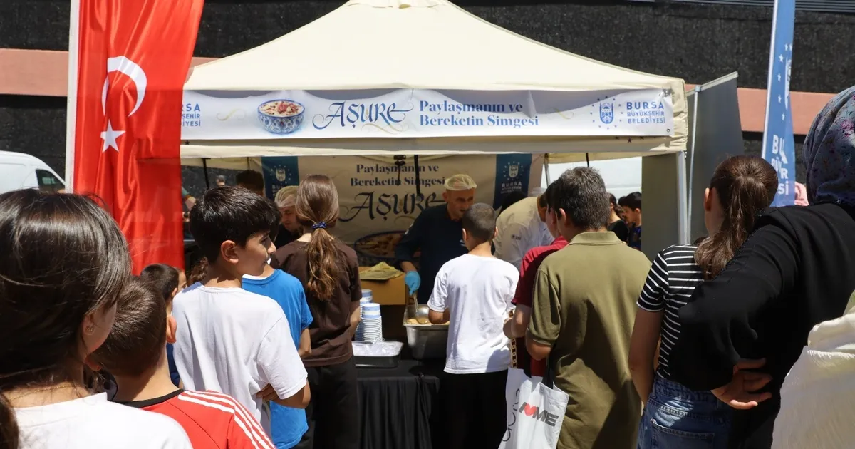 Bursa Büyükşehir aşure bereketini Yıldırımlılarla paylaştı
