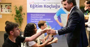 Bursa'da Yıldırım Belediye Başkanı Oktay Yılmaz, sınav maratonu öncesi öğrencilere