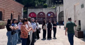 Bursa'da Yıldırım Belediyesi 'Adım Adım Kadim Bursa’ projesi ile gençleri