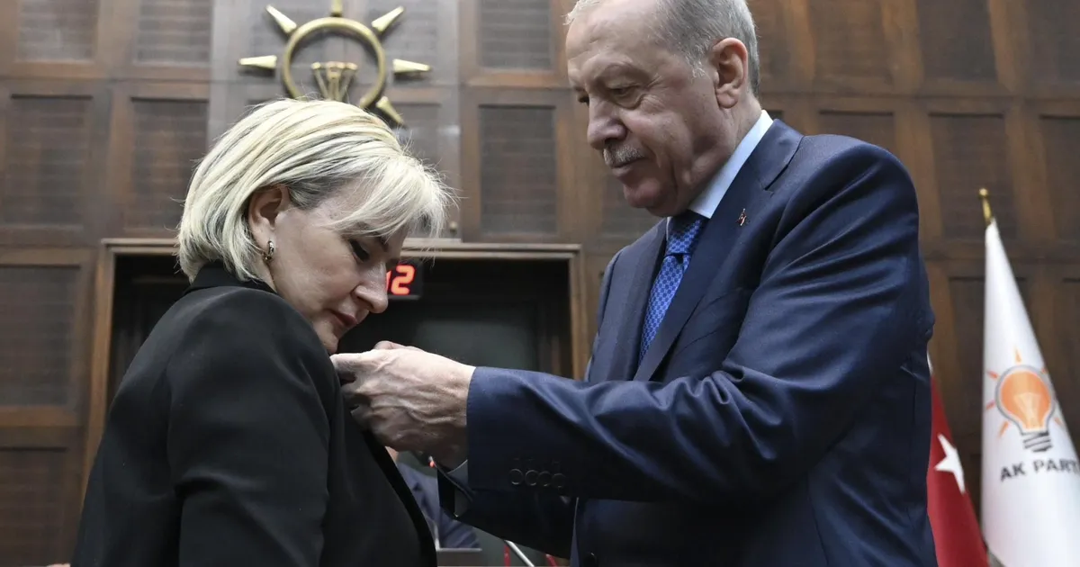 CHP’den istifa eden Nimet Özdemir AK Parti’ye katıldı
