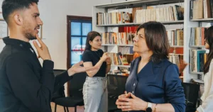 Okuma-yazma güçlüğü yaşayan çocuklara umut olan Renkli Harfler Projesi büyüyor.