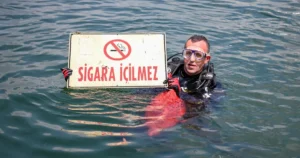 Çevre Haftası nedeniyle Çanakkale’de deniz dibi temizlik çalışmalarında ilginç cisimler