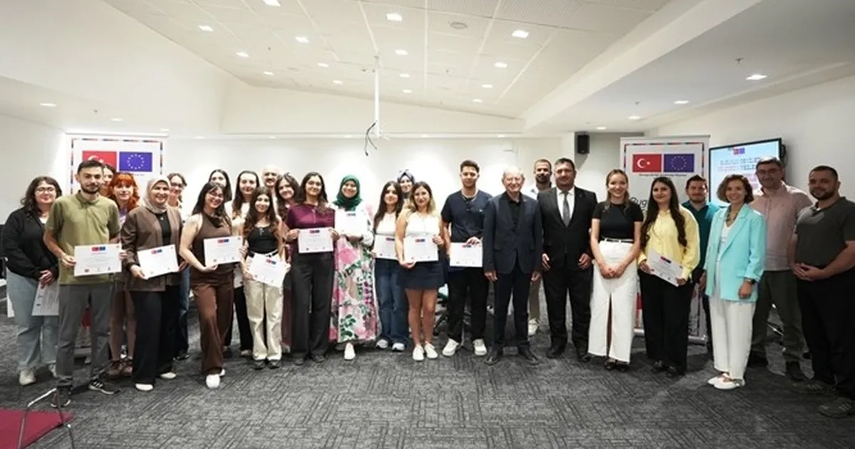 Denizli’de gençler dijital tasarım sertifikalarını aldı