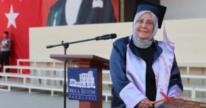 Dokuz Eylül Üniversitesi Eğitim Fakültesi 2025-2026 mezuniyet töreninde 1100 öğrenci