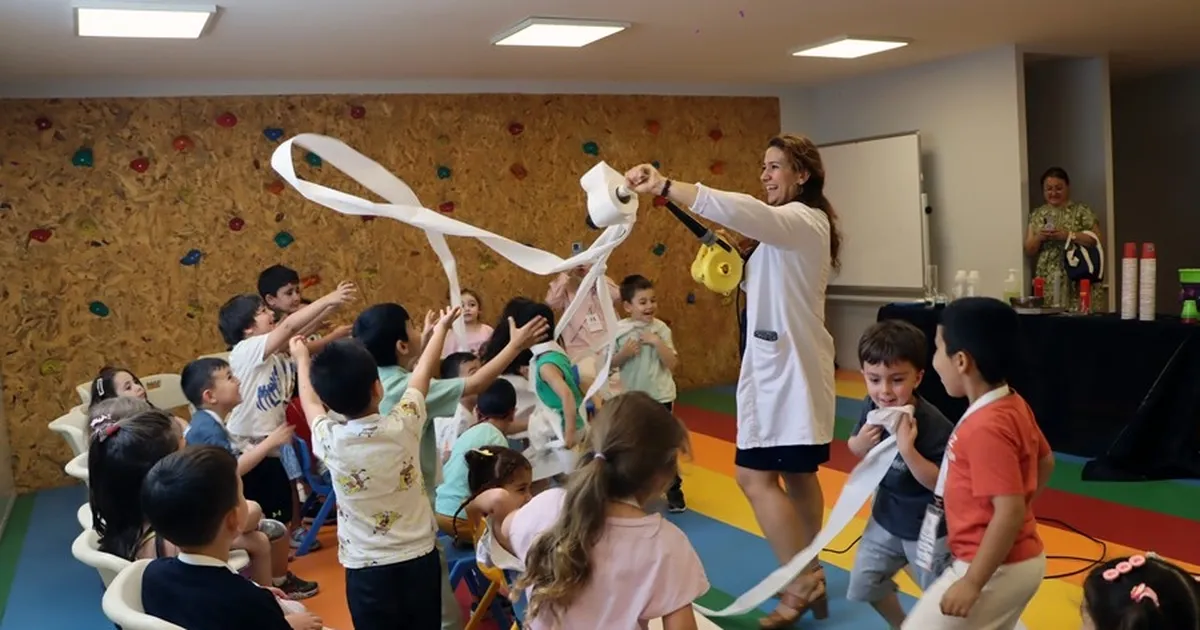 İstanbul’da minikler bilimin renkli dünyasını eğlenerek keşfediyor