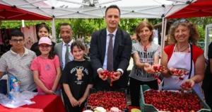 İzmir Bornova Belediyesi tarafından Beşyol Mahallesi’nde düzenlenen Bornova Kiraz Festivali,