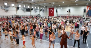 İzmir'de Çiğli Belediyesi tarafından düzenlenen Aerobik ve Dans Gecesi, Atatürk