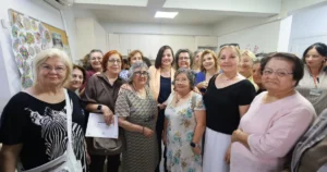 Karabağlar Belediyesi Nokta İleri Yaş Alma Merkezi'nde sürdürülen eğitim, sosyal