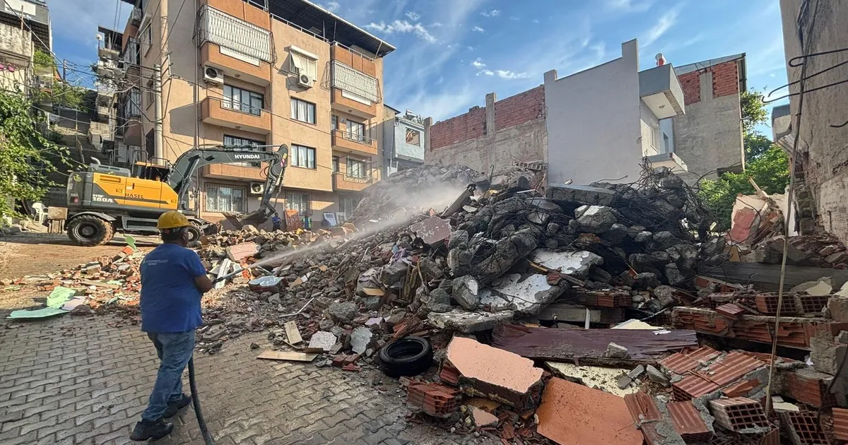 İzmir’de hasarlı yapılar için uzlaşı sağlandı yıkım gerçekleşti