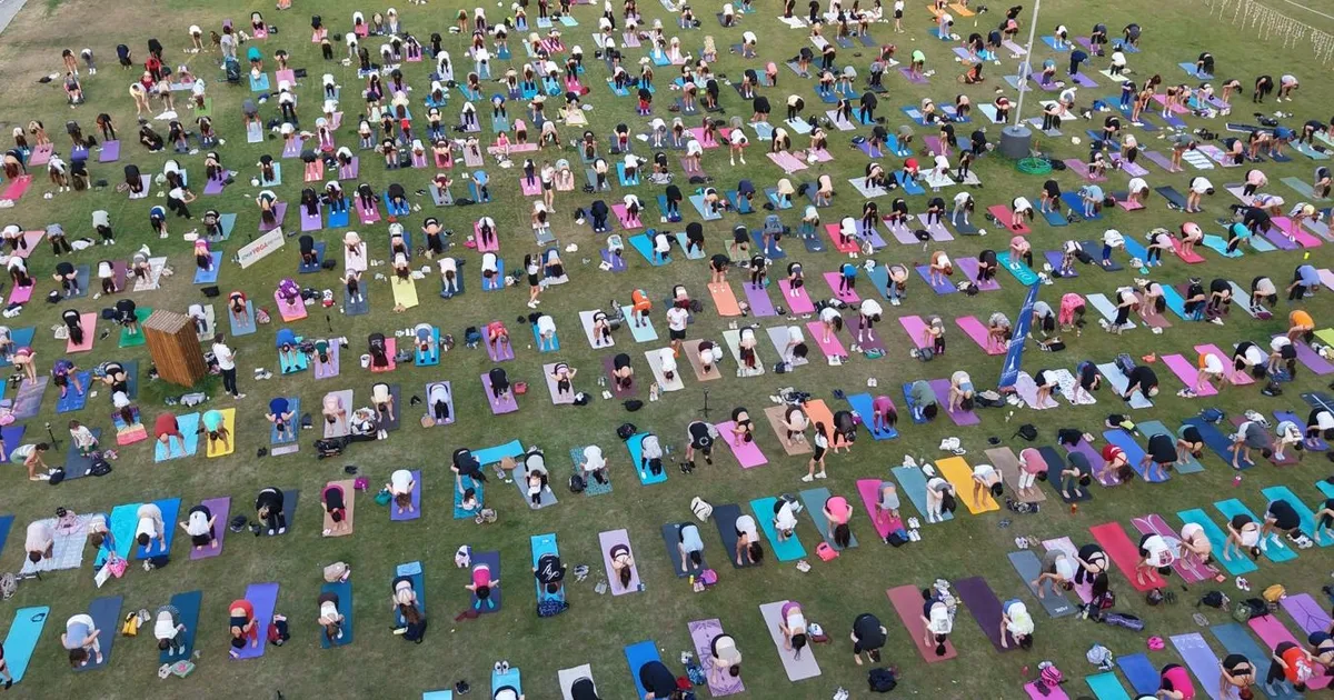 İzmir’de matlar çimlere serildi Kültürpark’ta yoga rüzgârı esti