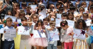 İzmit Belediyesi Çınar Çocuk Evleri’nde eğitim gören minikler karnelerini alarak