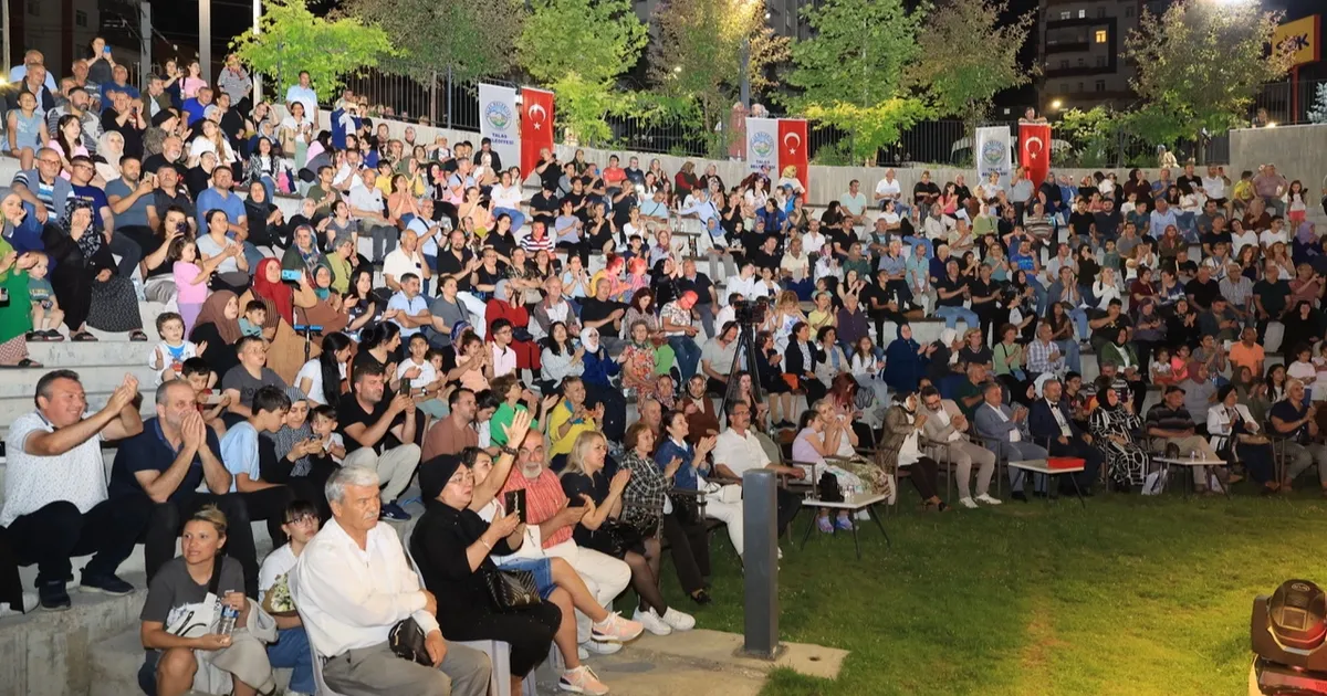 Kayseri Talas’ta ‘Babalar Günü’ne şarkılı kutlama