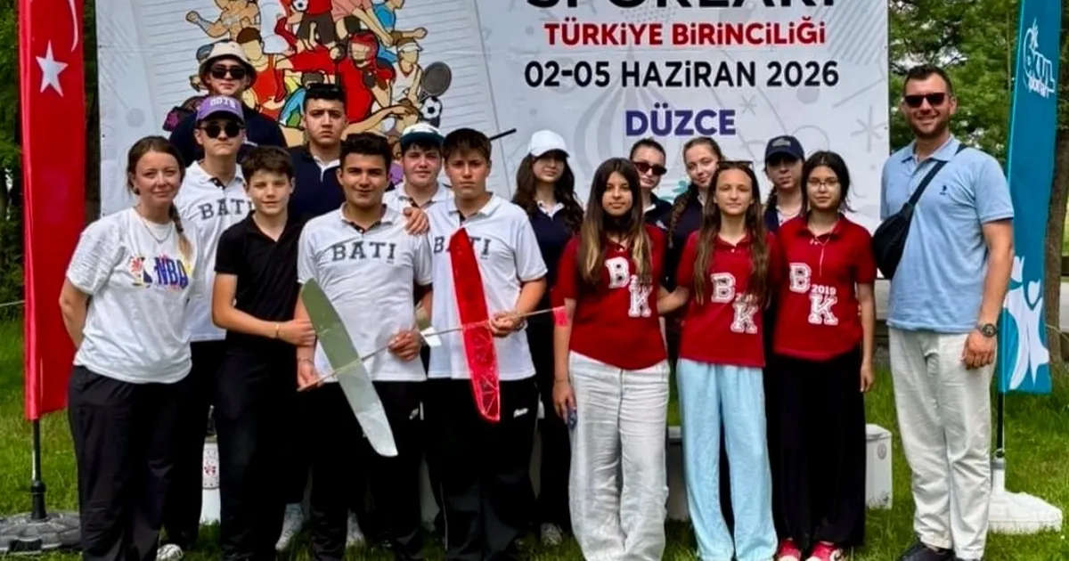 Düzce’de düzenlenen finallerde Keşanlı gençler gökyüzünde rüzgarla yarışarak podyuma çıktı.
