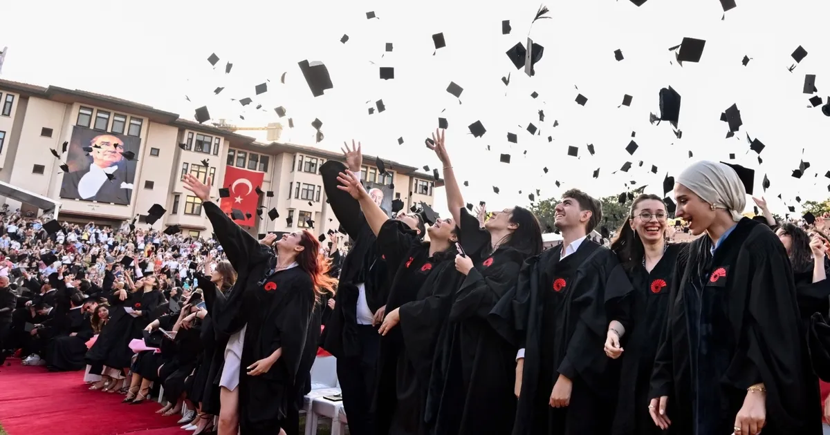 Koç Üniversitesi’nde 32’inci dönem mezuniyet sevinci
