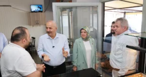 Kocaeli'de Gebze Belediye Başkanı Zinnur Büyükgöz, Arapçeşme Mahallesi’nde esnafla bir