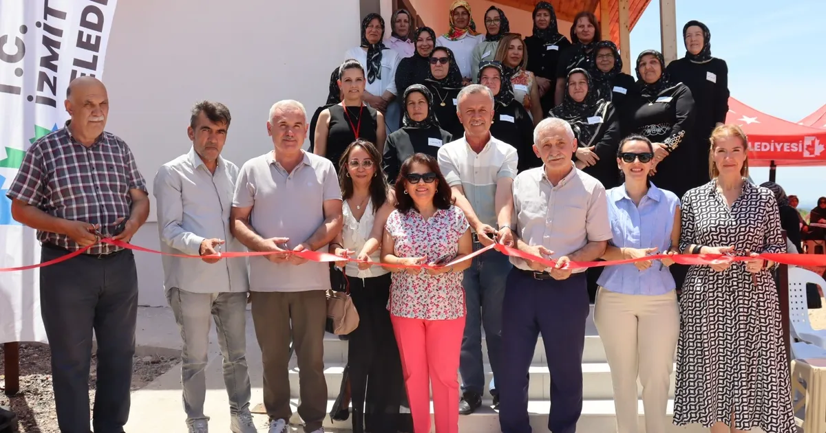 İZMEK’in Kurtdere’de düzenlediği yıl sonu sergisinde kursiyerlerin el emeği ürünleri