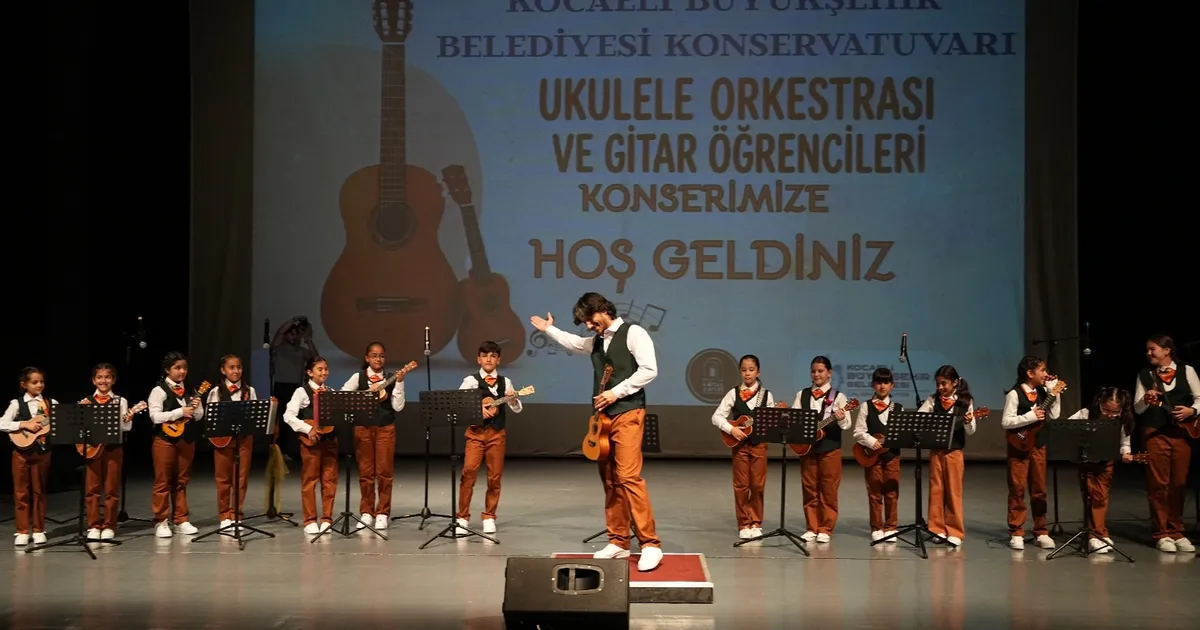 Kocaeli’de konservatuvar öğrencileri hem çaldı hem oynadı
