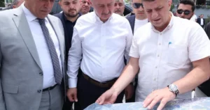 Kocaeli Büyükşehir Belediye Başkanı Tahir Büyükakın, Karamürsel 4 Temmuz Mahallesi’ndeki