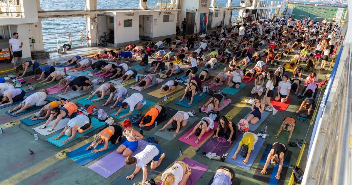 Körfez’in mavisinde 400 kişilik yoga buluşması