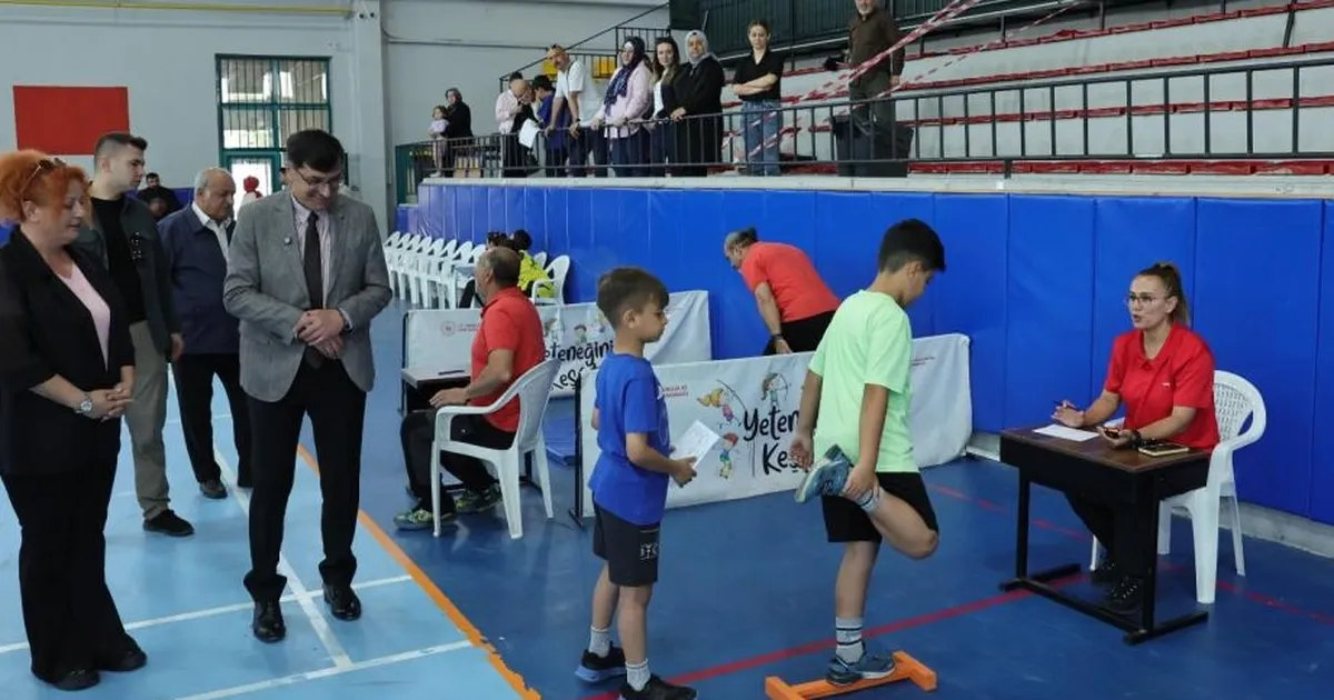 Kütahya’da Başkan Kahveci’den Spor Ortaokulu ve Lisesi’ne ziyaret