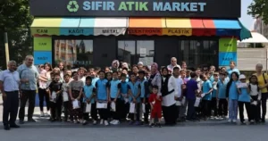 Öğrenciler, biriktirdikleri ambalaj atıklarını Kütahya Belediyesi Sıfır Atık Market’e getirerek
