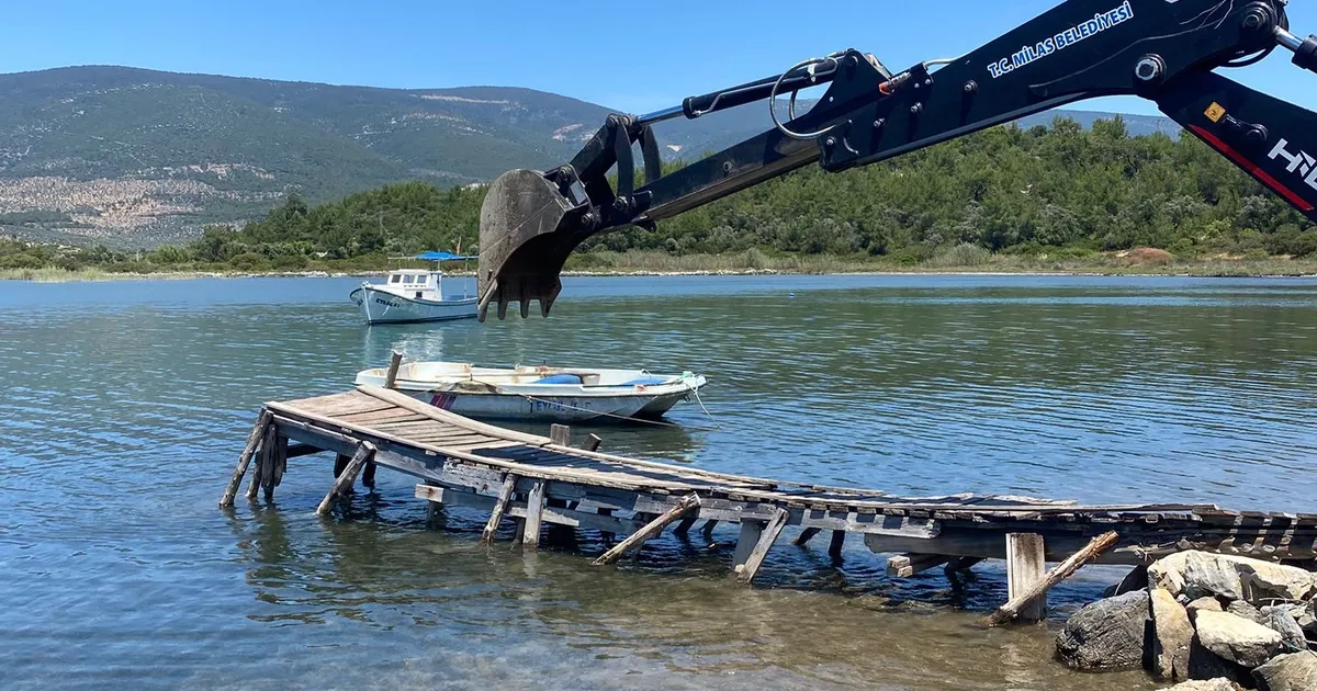 Muğla Milas’ta kaçak iskeleler yıkılıyor