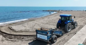 Ordu Büyükşehir Belediyesi, plaj ve kıyıları halkın kullanımına hazırlıyor. Ekiplerin