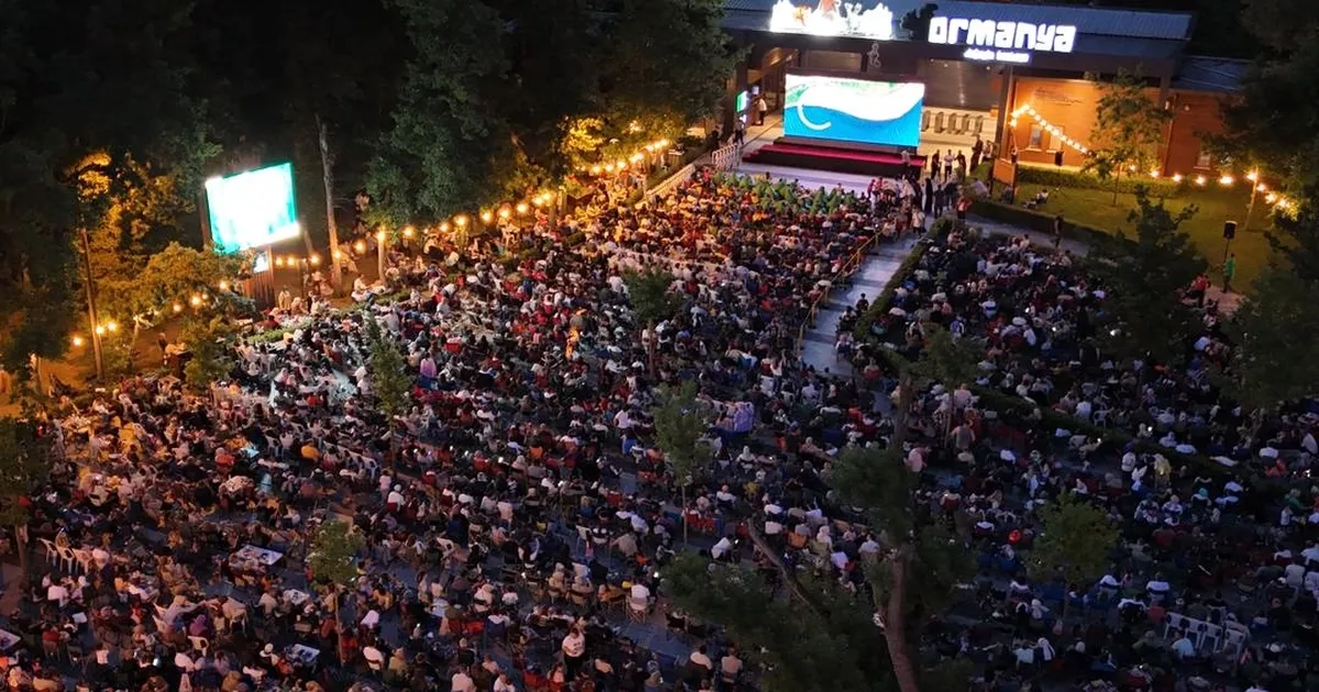 Kocaeli Büyükşehir Belediyesi, yaz aylarında vatandaşlara açık havada sinema keyfi