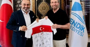 Pendik Ağrılılar Derneği Başkanı Mehmetlatif Yaşlı ve yönetim kurulu üyeleri,