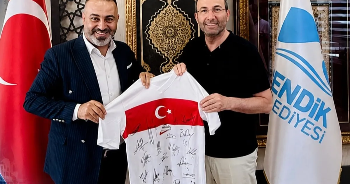 Pendik Ağrılılar Derneği Başkanı Mehmetlatif Yaşlı ve yönetim kurulu üyeleri,