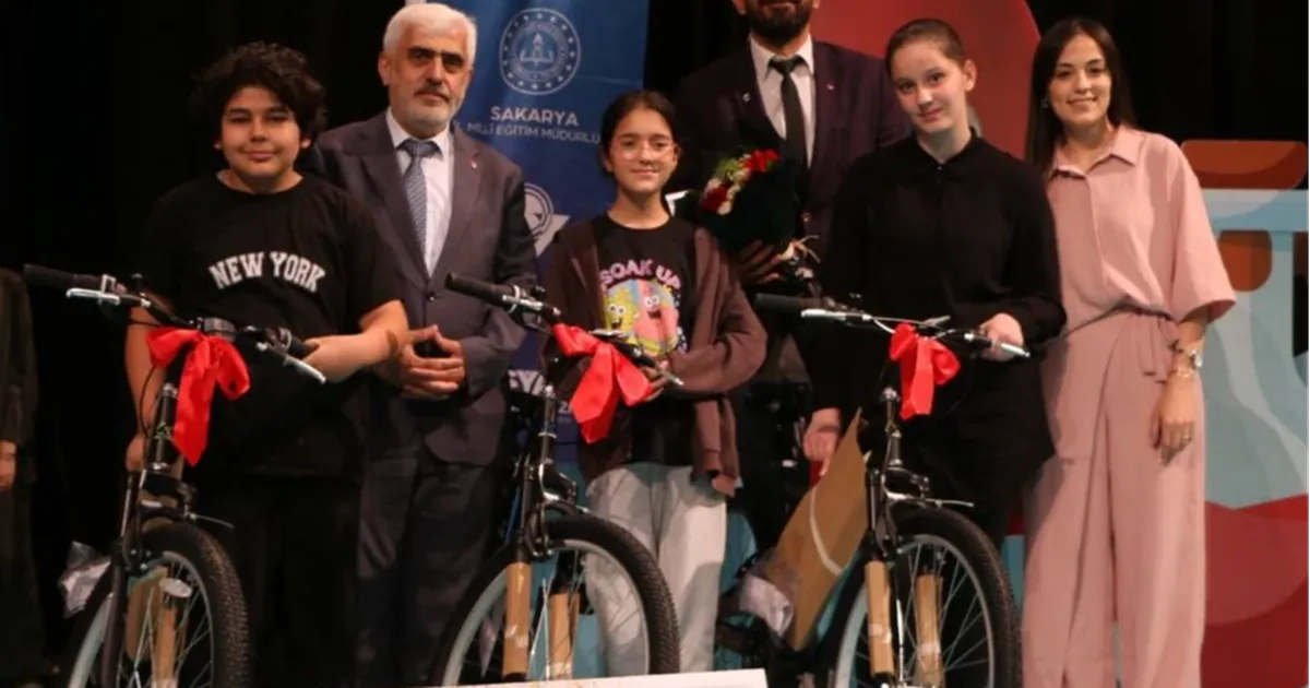 Sakarya’da bilim çocukları ödüllerine kavuştu