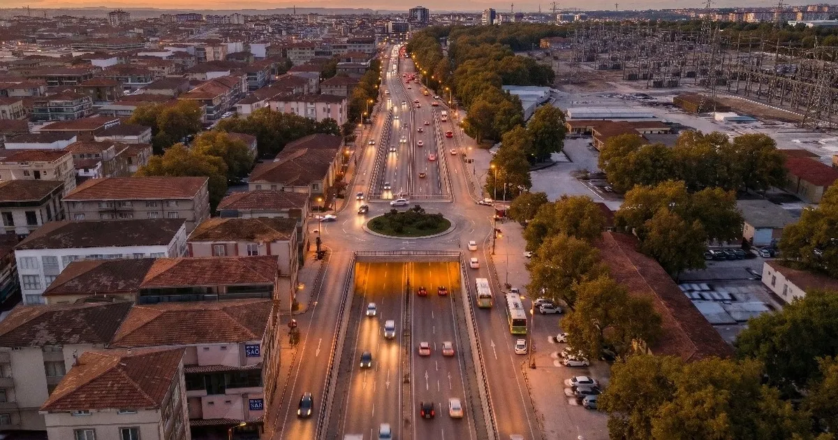 Sakarya Büyükşehir Belediyesi, modern şehircilik anlayışı doğrultusunda ulaşımda trafiği rahatlatacak