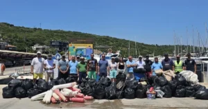 Çevre Haftası kapsamında Teos Marina personeli, Sığacık Körfezi’nde bulunan 3